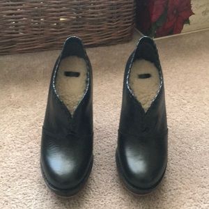 Black W Jamison Ugg ankle boots